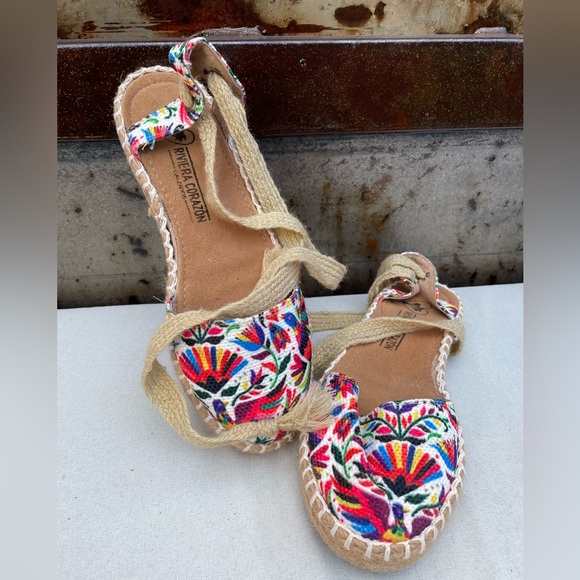 Mexican Embroidery Sandals - Picture 2 of 9